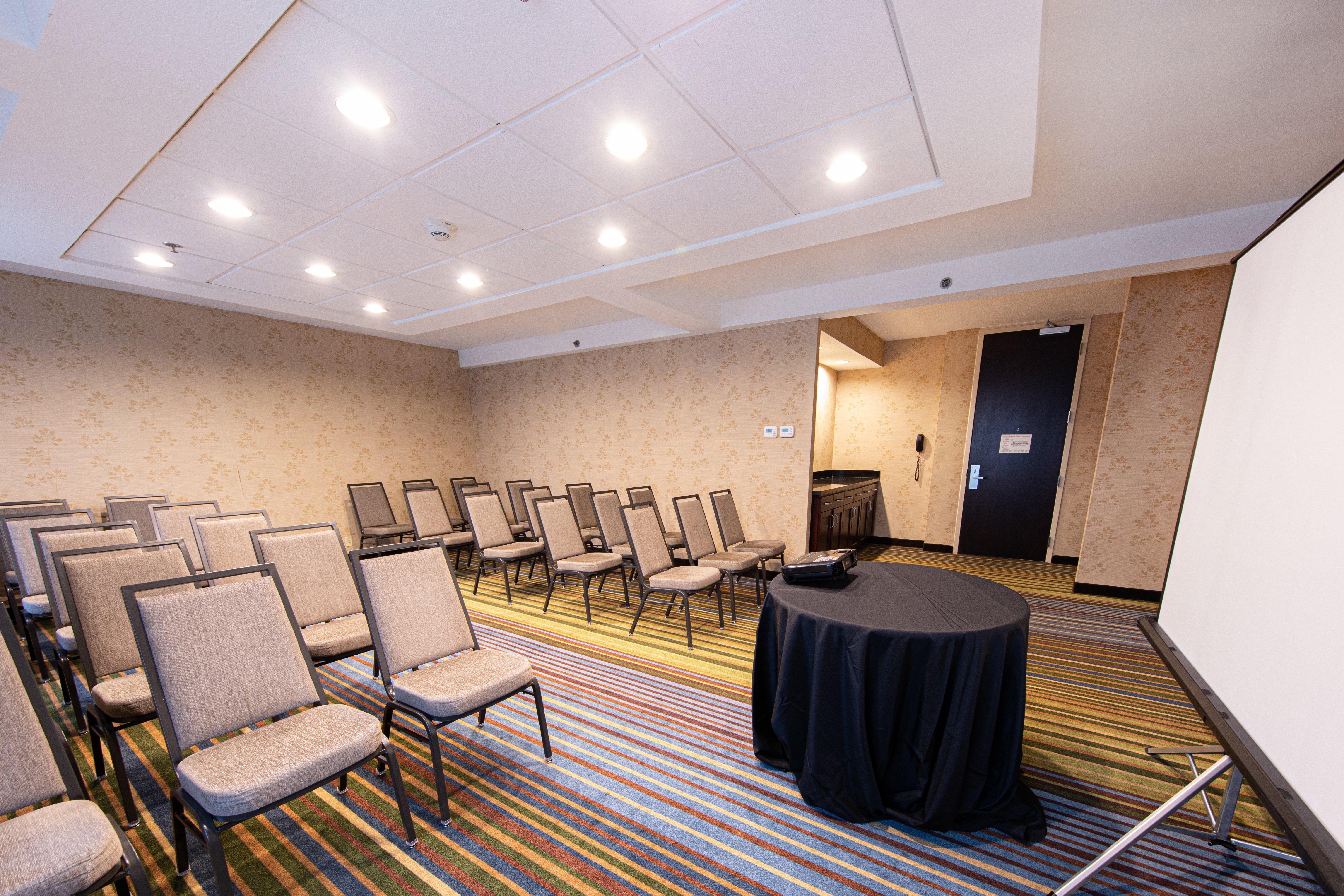 Hotel St. Louis Airport West Earth By Ihg 3*